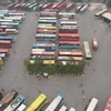 Phương tiện đỗ tại bến xe khách tại Hà Nội để đón khách. (Ảnh: PV/Vietnam+)