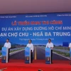 Lãnh đạo Bộ Giao thông Vận tải cùng lãnh đạo Ủy ban Nhân dân tỉnh Thái Nguyên và Tuyên Quang nhấn nút triển khai thi công Dự án đường Hồ Chí Minh đoạn Chợ Chu-Ngã ba Trung Sơn. (Ảnh: Việt Hùng/Vietnam+)