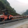 Nhà thầu thi công một đoạn tuyến giao thông miền núi đoạn qua địa bàn tỉnh Lai Châu. (Ảnh: PV/Vietnam+)