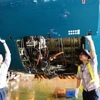 Nhân viên Công ty Trách nhiệm hữu hạn Một thành viên Kỹ thuật máy bay (VAECO) bảo dưỡng một động cơ máy bay. (Ảnh: Việt Hùng/Vietnam+)