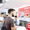 Những hàng khách đầu tiên trên đường bay giữa Vientine-Thành phố Hồ Chí Minh của Hãng hàng không Vietjet. (Ảnh: PV/Vietnam+)