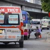 Xe hợp đồng trá hình tuyến cố định đón khách dọc tuyến đường Phạm Văn Đồng. (Hoài Nam/Vietnam+)