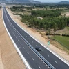 Phương tiện lưu thông trên một đoạn tuyến cao tốc đưa vào vận hành và khai thác. (Ảnh: PV/Vietnam+)