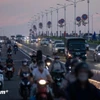 Phương tiện lưu thông trên Cầu Vĩnh Tuy 2. (Ảnh: Hoài Nam/Vietnam+)