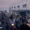 Phương tiện lưu thông trên cầu Vĩnh Tuy để xuống nút giao Cổ Linh. (Ảnh: PV/Vietnam+)