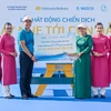 Đại diện Vietnam Airlines trao tặng Ủy ban Nhân dân Côn Đảo 10 bộ bàn ghế từ các sản phẩm tái chế. (Ảnh: PV/Vietnam+)
