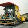 Nhà thầu thực hiện bảo trì một tuyến đường bộ. (Ảnh: Minh Hiếu/Vietnam+) 