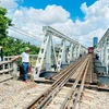 Đường sắt đã thông tàu hỏa qua cầu Quay cũ sau sự cố sà lan va chạm