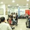Khu vực làm thủ tục cấp, đổi giấy phép lái xe tại bộ phận một cửa ở Võ Chí Công, Hà Nội luôn đông đúc. (Ảnh: PV/Vietnam+)