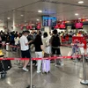 Hành khách làm thủ tục lên máy bay tại Cảng Hàng không Quốc tế Tân Sơn Nhất. (Ảnh: PV/Vietnam+)