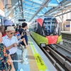Người dân đi tuyến đường sắt đô thị Nhổn-Ga Hà Nội đoạn trên cao đưa vào vận hành, khai thác. (Ảnh: Hoài Nam/Vietnam+)