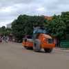 Nhà thầu huy động máy móc thi công nâng cấp, cải tạo nền đường một tuyến đường quốc lộ. (Ảnh: Việt Hùng/Vietnam+)