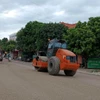 Nhà thầu huy động máy móc thi công nâng cấp, cải tạo nền đường một tuyến đường quốc lộ. (Ảnh: Việt Hùng/Vietnam+)