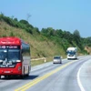 Phương tiện lưu thông trên một tuyến cao tốc phân kỳ đầu tư 2 làn xe. (Ảnh: Việt Hùng/Vietnam+)