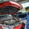 Nhân viên đăng kiểm thực hiện quy trình kiểm định xe cơ giới. (Ảnh: Hoài Nam/Vietnam+)