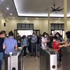 Nhân viên đường sắt kiểm tra vé tàu của hành khách tại Ga Hà Nội. (Ảnh: Việt Hùng/Vietnam+)