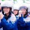 Đội mũ bảo hiểm đạt chuẩn giúp các em học sinh hạn chế thương tích khi tham gia giao thông. (Ảnh: PV/Vietnam+)
