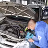 Nhân viên đăng kiểm thực hiện quy trình kiểm định xe cơ giới. (Ảnh: Hoài Nam/Vietnam+)