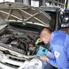 Nhân viên đăng kiểm thực hiện quy trình kiểm định xe cơ giới. (Ảnh: Hoài Nam/Vietnam+)