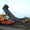 Nguồn vật liệu cát đắp nền đường tại các dự án giao thông trọng điểm phía Nam vẫn còn đang thiếu. (Ảnh: Việt Hùng/Vietnam+)