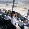 Nhân viên kiểm soát viên không lưu của Tổng công ty Quản lý bay Việt Nam đang thực hiện điều hành một chuyến bay. (Ảnh: PV/Vietnam+)