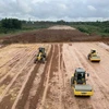 Thi công nền đường một dự án đường bộ cao tốc. (Ảnh: PV/Vietnam+)
