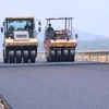 Nhà thầu thi công thảm nhựa nền đường cao tốc. (Ảnh: Việt Hùng/Vietnam+)