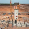 Tháp điều hành không lưu tại Sân bay Quốc tế có chiều cao 123m đang được các công nhân thi công xuyên Tết nhằm đảm bảo tiến độ. (Ảnh: PV/Vietnam+)
