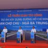 Lãnh đạo Bộ Giao thông Vận tải cùng lãnh đạo Ủy ban Nhân dân tỉnh Thái Nguyên và Tuyên Quang nhấn nút triển khai thi công Dự án đường Hồ Chí Minh đoạn Chợ Chu-Ngã ba Trung Sơn. (Ảnh: Việt Hùng/Vietnam+)