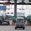 Phương tiện lưu thông qua một trạm thu phí tự động không dừng. (Ảnh: PV/Vietnam+)