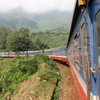 Đoàn tàu đi qua khu vực đèo Hải Vân. (Ảnh: Minh Sơn/Vietnam+)