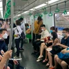 Hành khách đi tàu trên tuyến đường sắt đô thị Cát Linh-Hà Đông. (Ảnh: PV/Vietnam+)