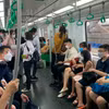 Hành khách đi tuyến đường sắt đô thị Cát Linh-Hà Đông. (Ảnh: Việt Hùng/Vietnam+)