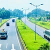 Phương tiện lưu thông trên tuyến đường cao tốc được đưa vào khai thác và vận hành. (Ảnh: PV/Vietnam+)