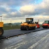 Nhà thầu thi công thảm nhựa nền đường một Dự án cao tốc Bắc-Nam phía Đông. (Ảnh: Việt Hùng/Vietnam+)