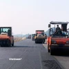 Nhà thầu thi công thảm nhựa nền đường một Dự án đường bộ cao tốc Bắc-Nam. (Ảnh: Việt Hùng/Vietnam+)