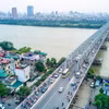Phương tiện lưu thông qua cầu Chương Dương bắc qua Sông Hồng. (Ảnh: Vietnam+)