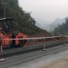 Nhà thầu thi công một dự án nâng cấp, cải tạo tuyến đường Quốc lộ. (Ảnh: PV/Vietnam+)