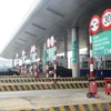 Phương tiện lưu thông qua trạm thu phí tự động không dừng. (Ảnh: Việt Hùng/Vietnam+)