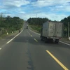 Phương tiện lưu thông trên một đoạn tuyến đường Hồ Chí Minh đưa vào khai thác. (Ảnh: Việt Hùng/Vietnam+)