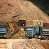 Nhà thầu khai thác nguồn đất từ một mỏ vật liệu để thi công đắp nền đường Cao tốc Bắc-Nam. (Ảnh: Việt Hùng/Vietnam+)