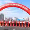 Thủ tướng Chính phủ Phạm Minh Chính và các lãnh đạo Ủy ban Nhân dân thành phố Hà Nội cắt băng khánh thành Cầu Vĩnh Tuy giai đoạn 2. (Ảnh: Việt Hùng/Vietnam+)