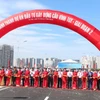 Thủ tướng Chính phủ Phạm Minh Chính và các lãnh đạo Ủy ban Nhân dân thành phố Hà Nội cắt băng khánh thành Cầu Vĩnh Tuy giai đoạn 2. (Ảnh: Việt Hùng/Vietnam+)
