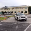 Học viên thi sát hạch lái xe trong sa hình tại một cơ sở đào tạo, sát hạch lái xe tại Hà Nội. (Ảnh: Việt Hùng/Vietnam+)