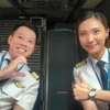Chị Nguyễn Thị Ngọc Bích, nữ Cơ trưởng máy bay A321 của Đoàn bay 919 (Vietnam Airlines) bên cạnh một đồng nghiệp nam. (Ảnh: CTV/Vietnam+)