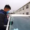 Dán tem kiểm định đối với phương tiện đã được đăng kiểm. (Ảnh: Minh Hiếu/Vietnam+)