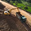 Nhà thầu thi công nâng cấp, cải tạo một dự án đường Quốc lộ. (Ảnh: Việt Hùng/Vietnam+)