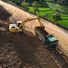 Nhà thầu thi công nâng cấp, cải tạo một dự án đường Quốc lộ. (Ảnh: Việt Hùng/Vietnam+)