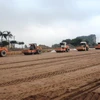 Nhà thầu thi công đắp nền đường một Dự án Cao tốc Bắc-Nam phía Đông. (Ảnh: Việt Hùng/Vietnam+)