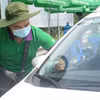 Nhân viên nhà cung cấp dịch vụ thu phí không dừng VETC dán thẻ định danh Etag cho phương tiện. (Ảnh: Việt Hùng/Vietnam+)